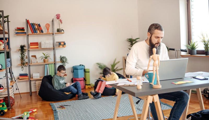 Homeoffice Mann Kinder Familie Work Life Balance Web