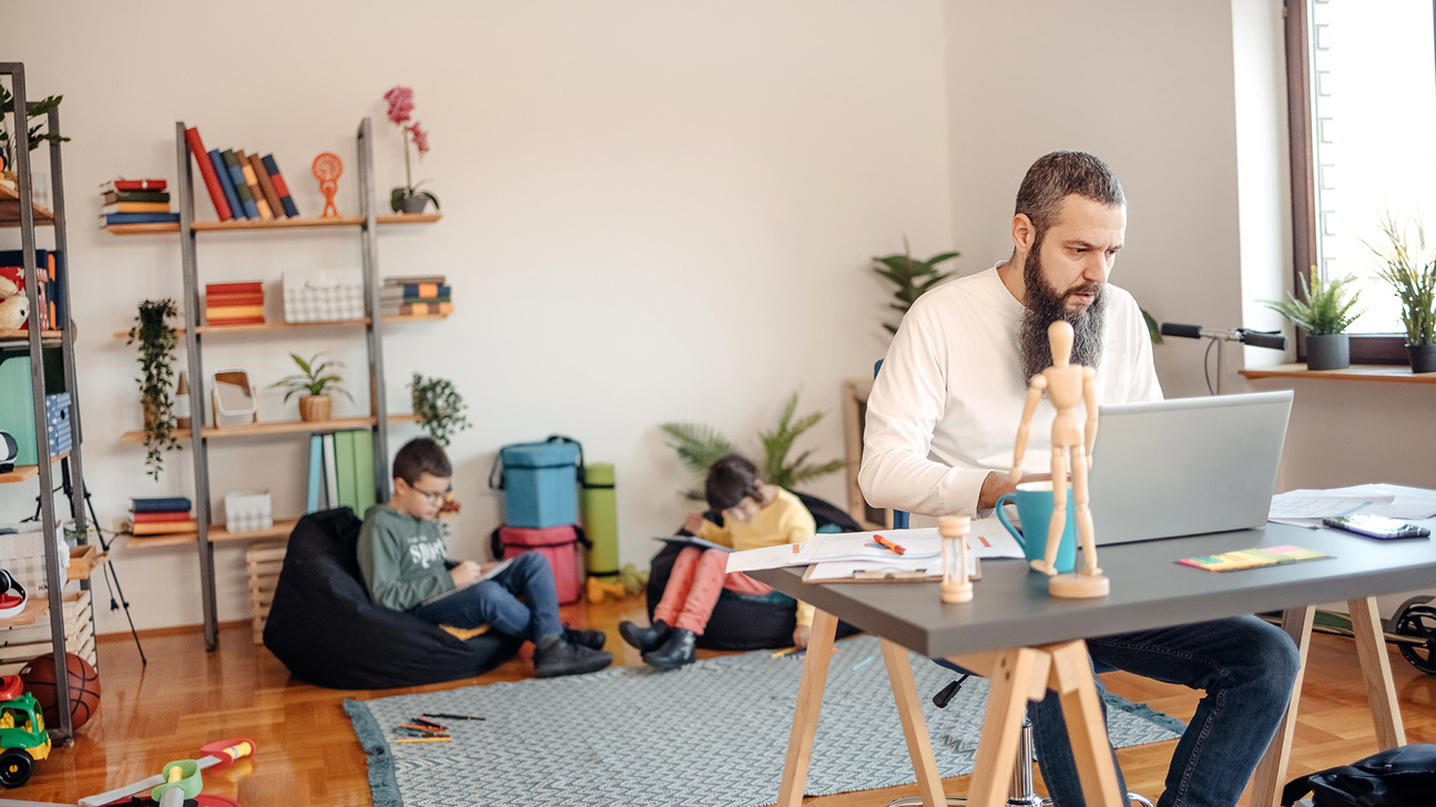 Homeoffice Mann Kinder Familie Work Life Balance Web