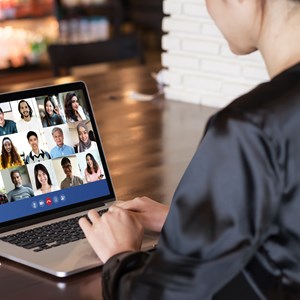 Vor allem junge Mitarbeitende leiden unter den Folgen von Corona Vor allem junge Mitarbeitende leiden unter den Folgen von Corona