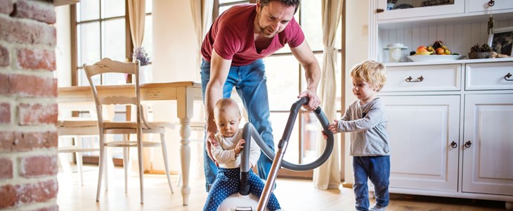 Frauen leisteten 50% mehr Haus- und Familienarbeit als Männer im Jahr 2020