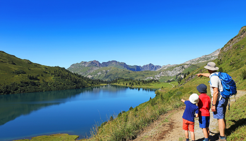 Kinder Familie Ausflug See Berge Web