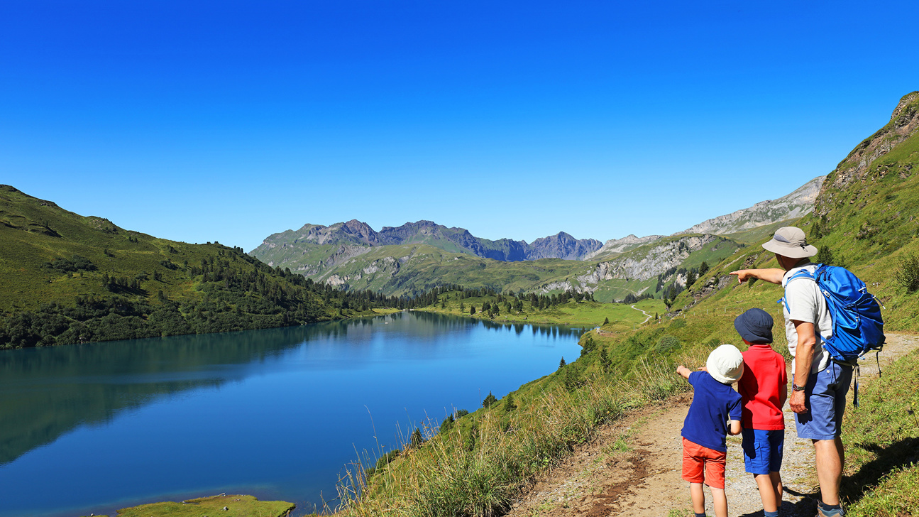 Kinder Familie Ausflug See Berge Web