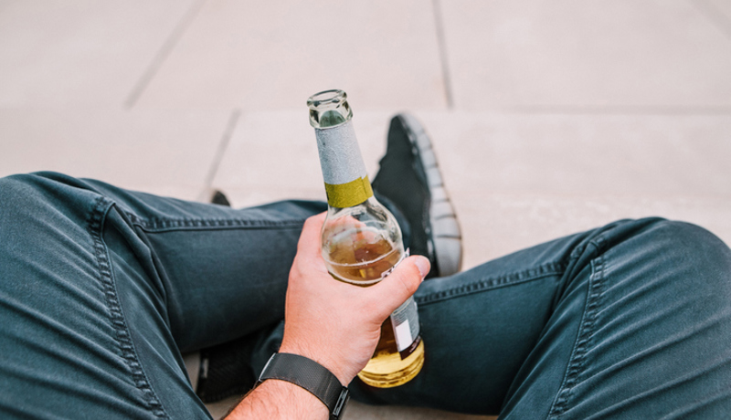 Bier Hand Beine Schuhe Istock 1033226598