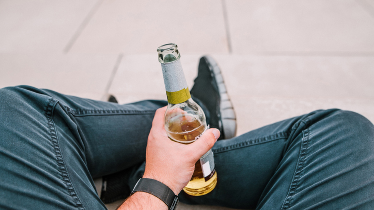 Bier Hand Beine Schuhe Istock 1033226598