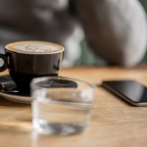 Kaffeetrinker nach der ersten Tasse morgens besser gelaunt Kaffeetrinker nach der ersten Tasse morgens besser gelaunt