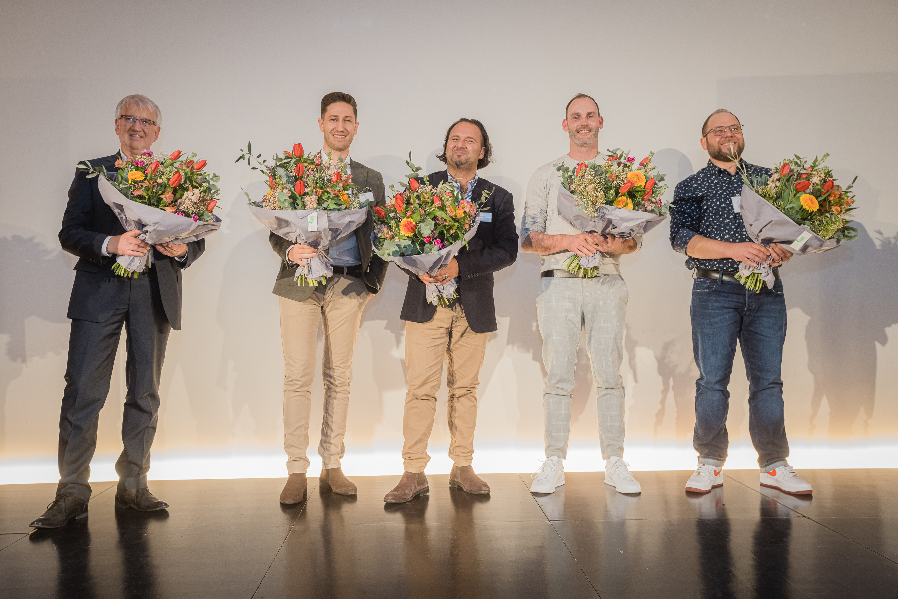 Gratulation an die Finalisten: Ralf Niesel (Musik Hug), Elia Spinas (Zurich Schweiz), Feri Cilurzo (Aerberli Treuhand), Philipp Hofer (E. Schellenberg Textildruck) und Andreas Schulthess (Bachofner Kanalreinigungen) (v. l.).