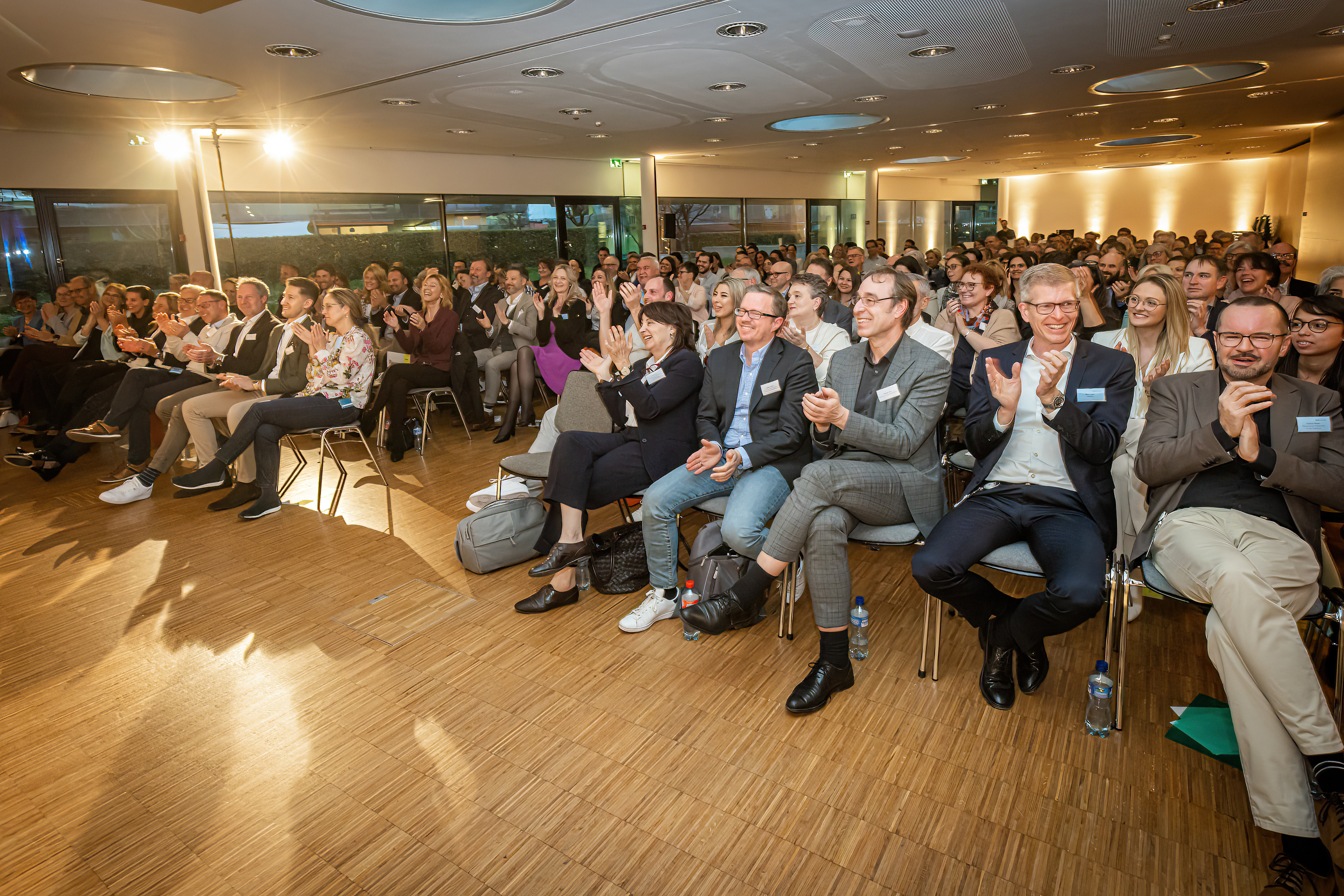 Das Ergebnis der Saalabstimmung bestätigt den Entscheid der Jury: Auch der Publikumspreis geht an die Bachofner Kanalreinigungen. Ein emotionaler Moment: Es gab tosenden Applaus und begeisterte Zurufe aus dem Publikum.