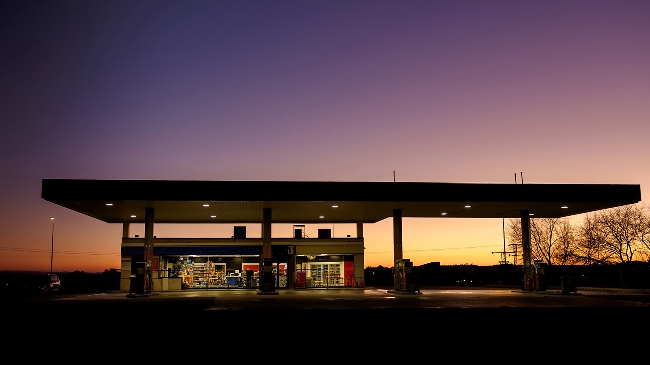 Tankstelle Shop Daemmerung Web