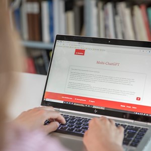 Mitarbeitende der Mobiliar werden von ChatGPT unterstützt Mitarbeitende der Mobiliar werden von ChatGPT unterstützt