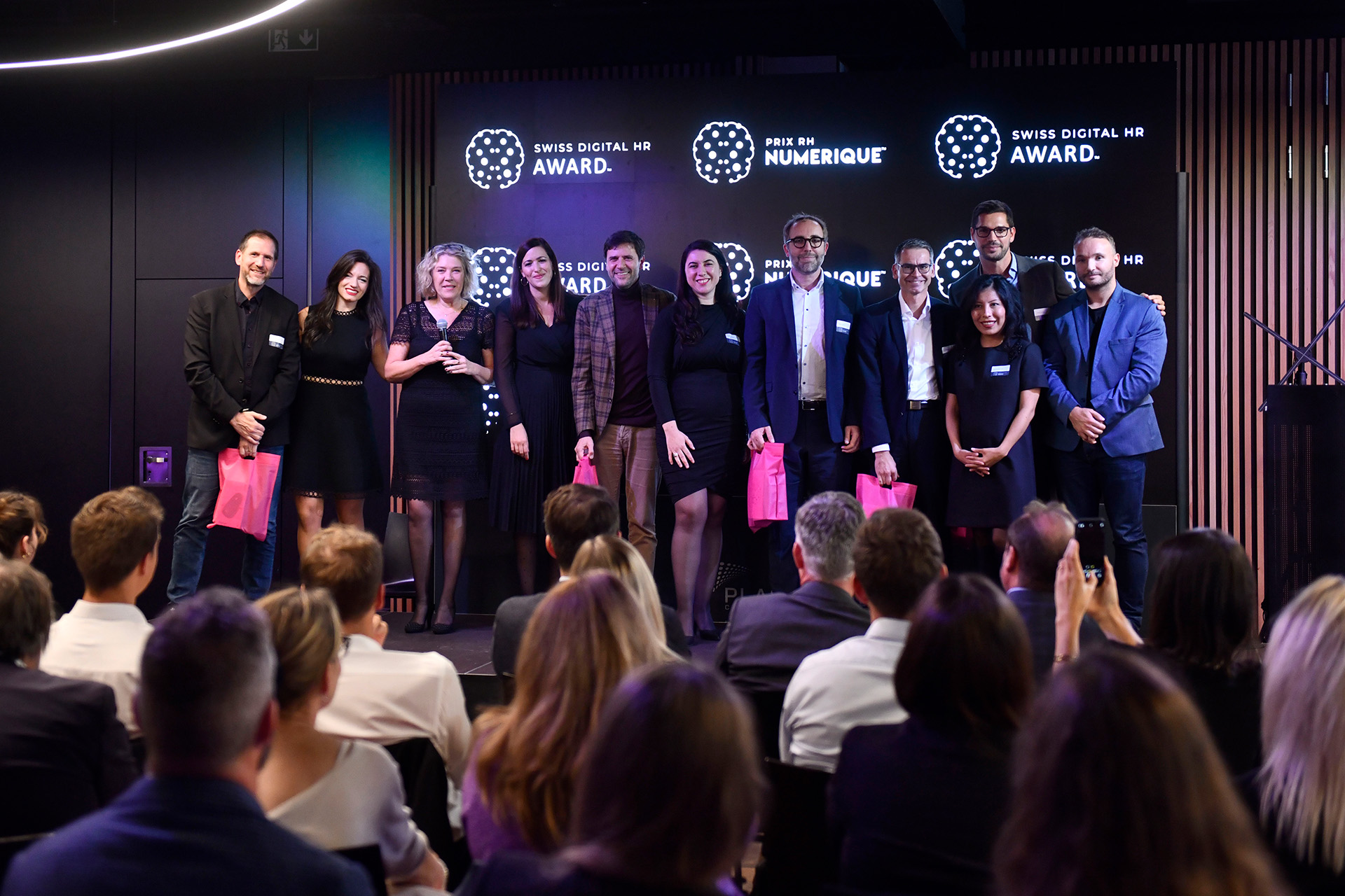 Die Preisträger, die Jury und die Organisatoren auf der grossen Showbühne.