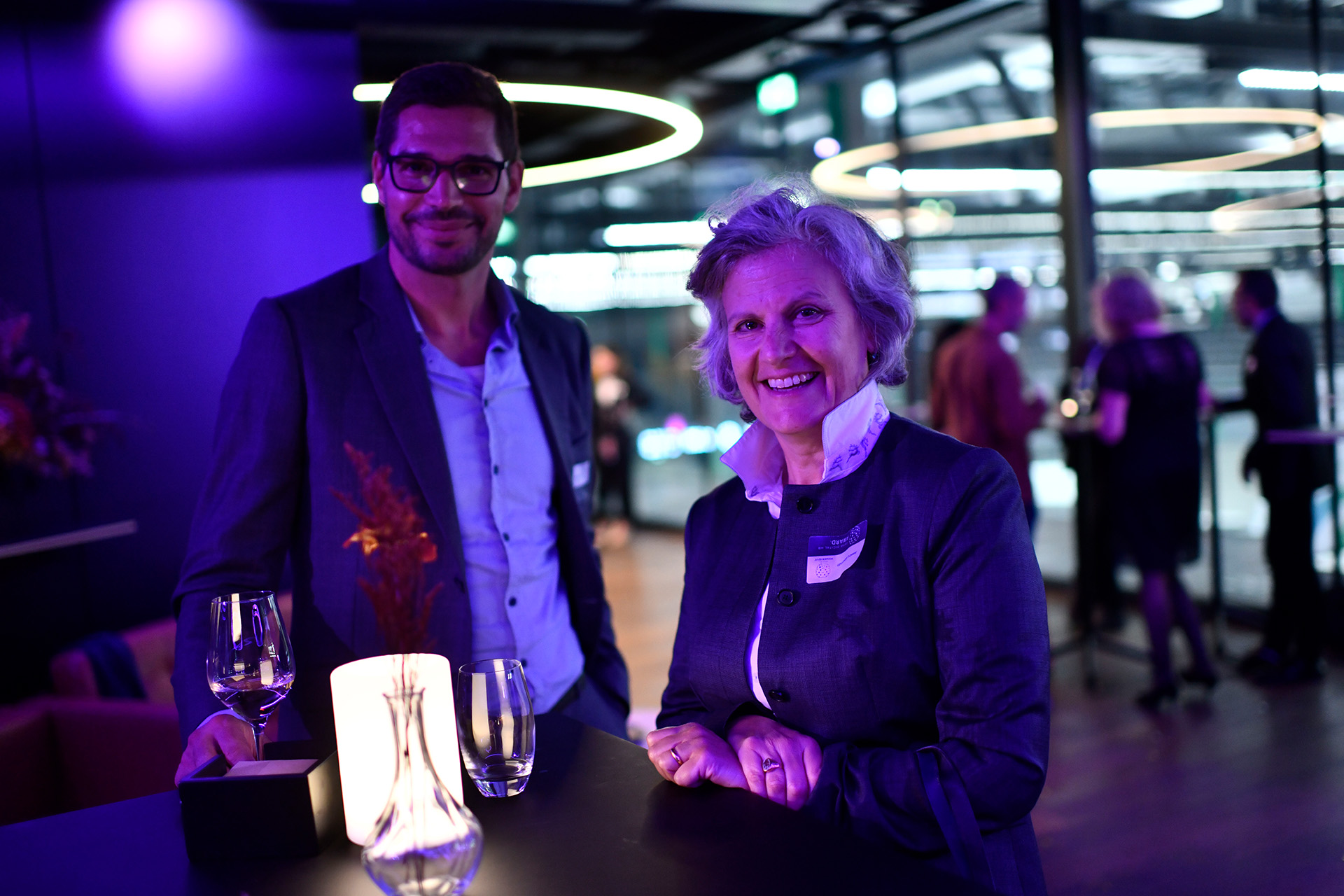 Patrick Zwahlen vom Komitee Swiss Digtial HR Award mit HR Swiss-Chefin Jessica Silberman Dunant.