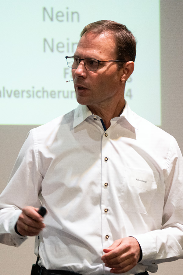 Sozialversicherungsexperte Ralph Büchel und Steuerfachmann Bert Marxer (nächstes Bild) brachten mit ihrem Referat «Lohnausweis - Stolpersteine an der Schnittstelle von Sozialversicherungen und Steuern» ein vermeintlich trockenes Thema mit hohem Unterhaltungswert auf die Bühne. 