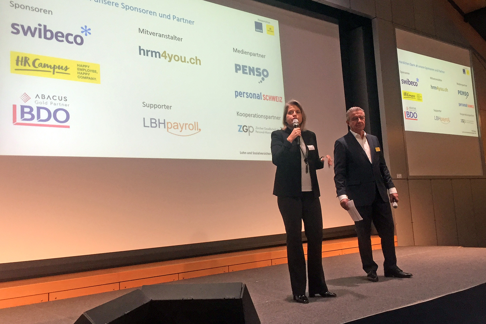 Das Gastgeber-Duo Birgitt Bernhard-Postma (WEKA) und Peter Schnider (vps.epas) begrüssen die je rund 180 Gäste im Technopark Zürich und im Live-Stream.