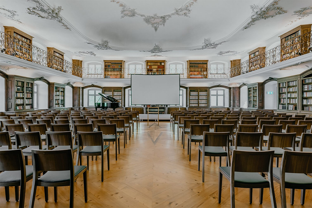 Für grössere Versammlungen bietet die «Bibliothek» Platz für bis zu 180 Teilnehmende.