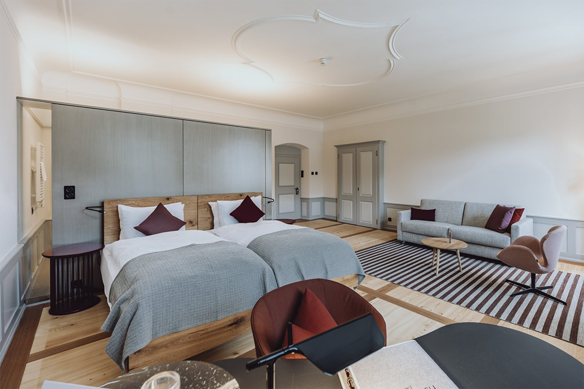 Die ehemaligen Mönchszellen präsentieren sich heute als Hotelzimmer in stilvoll reduziertem Design.