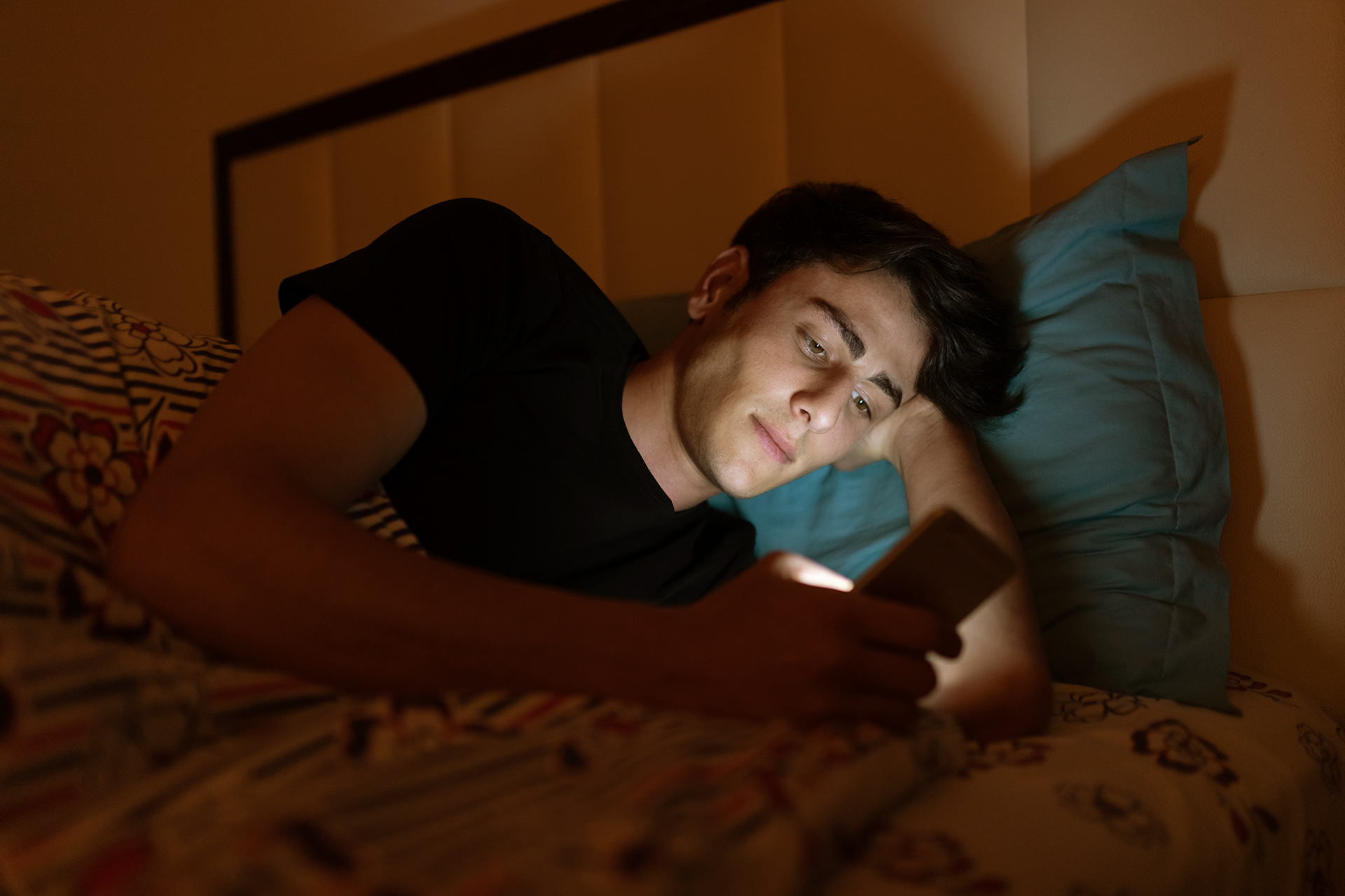 Die Mehrheit der Schweizer schläft nicht ohne ihr Handy ein