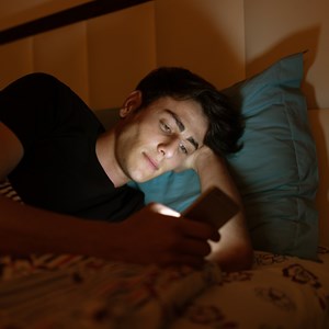 Die Mehrheit der Schweizer schläft nicht ohne ihr Handy ein Die Mehrheit der Schweizer schläft nicht ohne ihr Handy ein