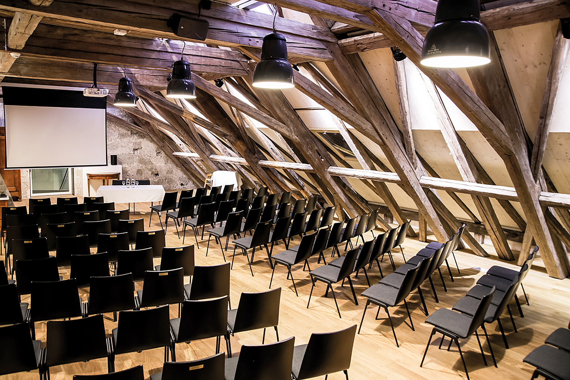 Dachstock, der auf 230 m² als grösster Raum für bis zu 150 Personen Platz bietet