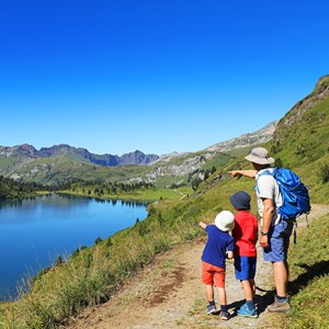 Von Sozialhilfe abhängige Familien erhalten mehr Kinderzuschüsse Von Sozialhilfe abhängige Familien erhalten mehr Kinderzuschüsse