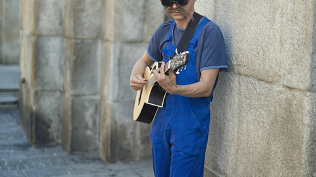 Strassenmusik Mann Helm Schutzbrille Istock 458088575