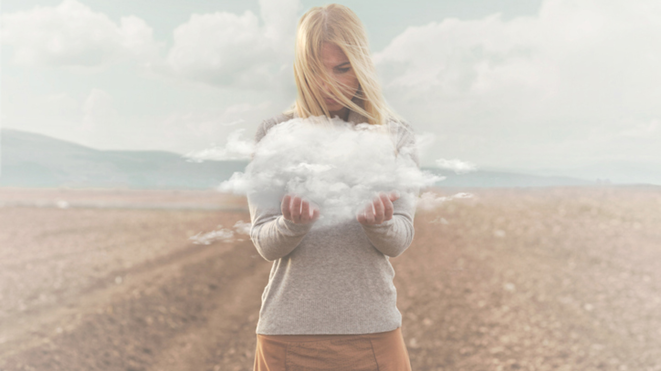 Wolke Frau Acker Istock 1070932094