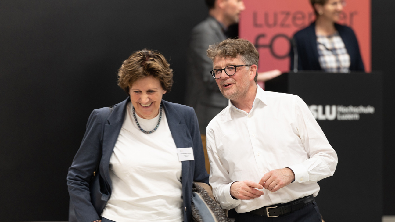 Der scheidende Geschäftsführer des Luzerner Forums Hannes Blatter im Gespräch mit der Präsidentin Ida Glanzmann-Hunkeler