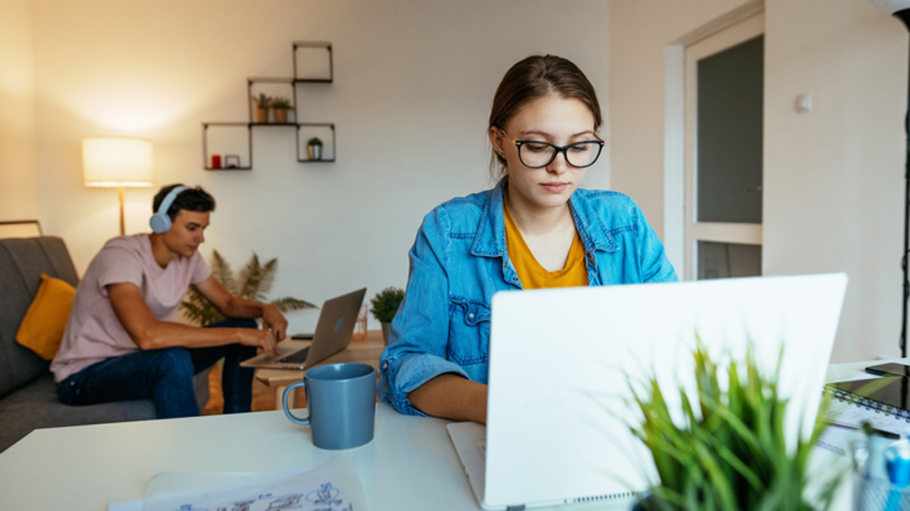 Junge Menschen Im Homeoffice Istock 1277755669