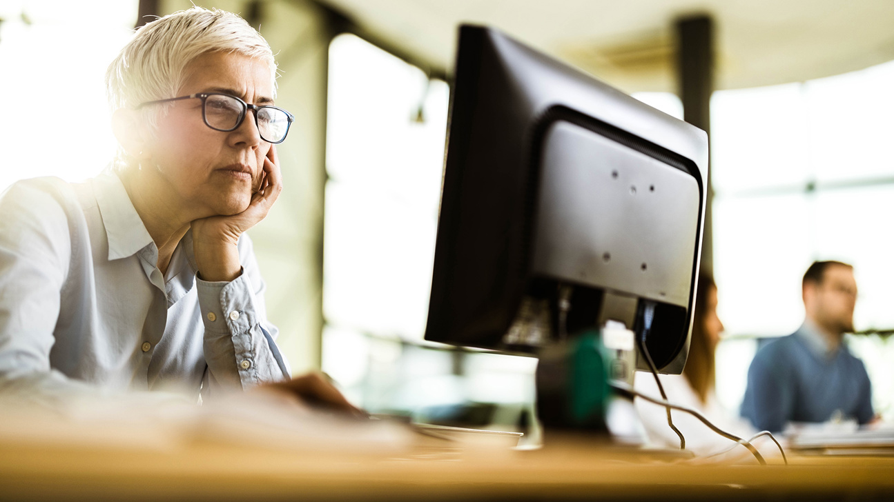 Frau Brille Buero Bildschirm Web