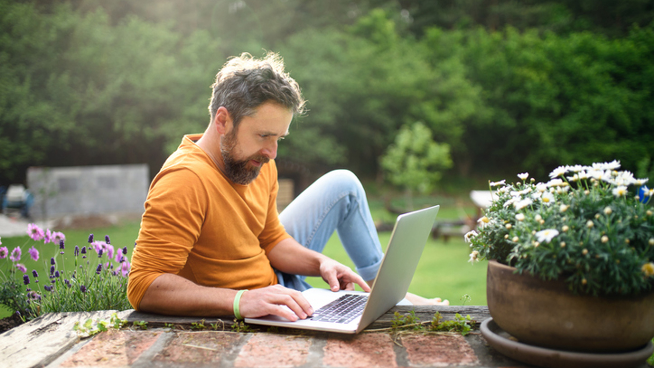Homeoffice Garten Istock 1282389517