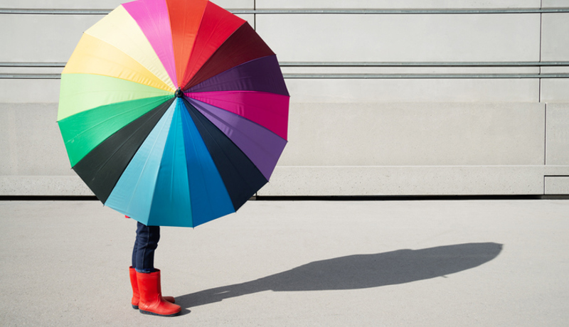 Regenschirm Regenbogen Istock 1216787857