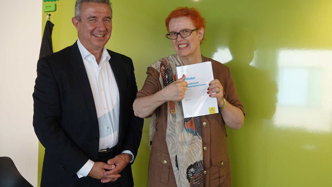 Peter Schnider, Direktor vps.epas, und Getrud E. Bollier, Autorin, präsentieren die 22. Auflage des Leitfaden schweizerische Sozialversicherungen