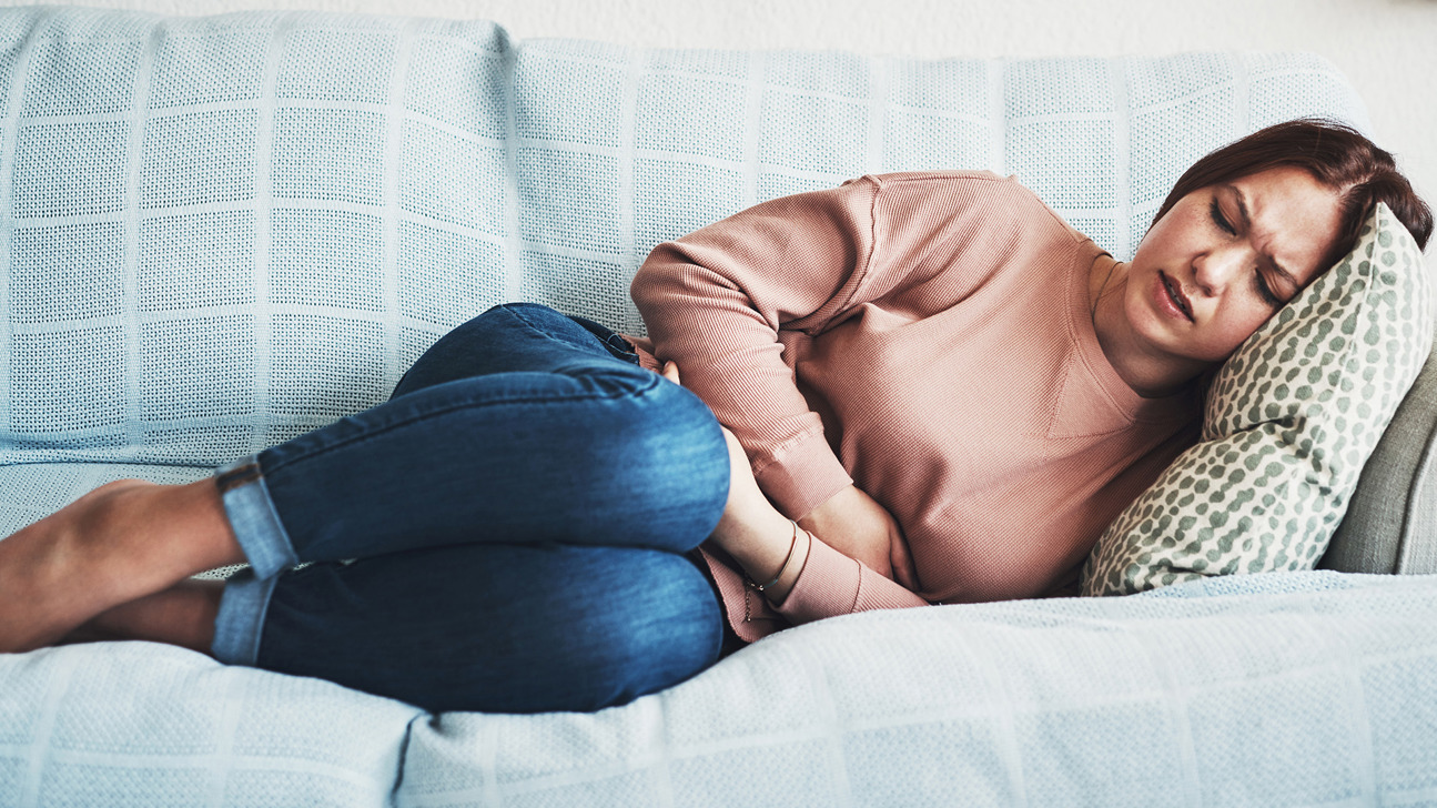 Frau Menstruation Schmerz Istock 1188875345