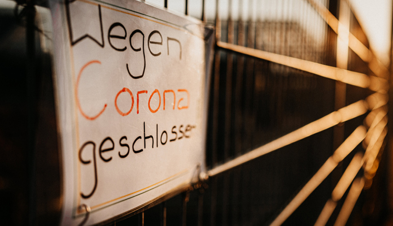 Zaun Corona Geschlossen Istock 1220103277