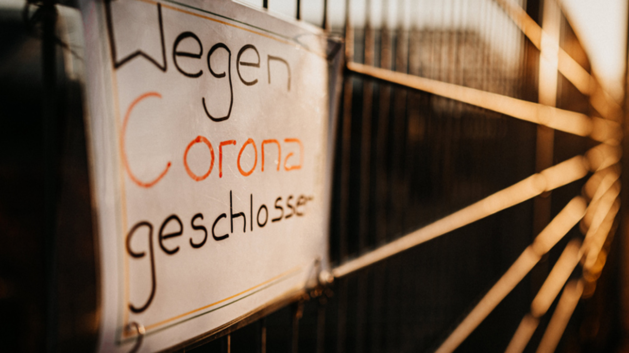 Zaun Corona Geschlossen Istock 1220103277