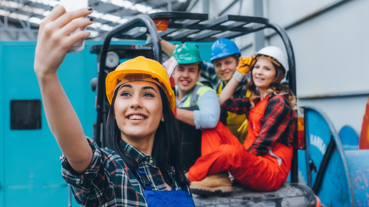 Jung Selfie Arbeit Helm Stapler Istock 1066642408