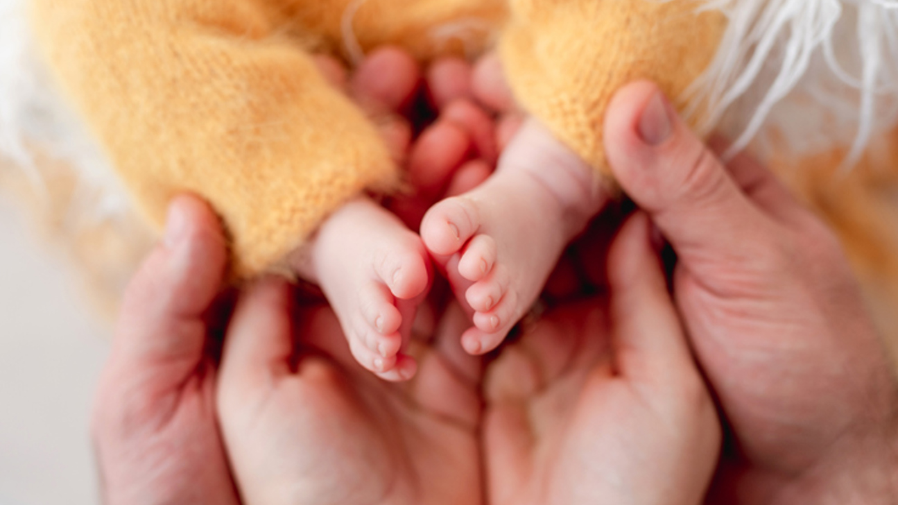 Baby Füsse Hände Istock 1407390860