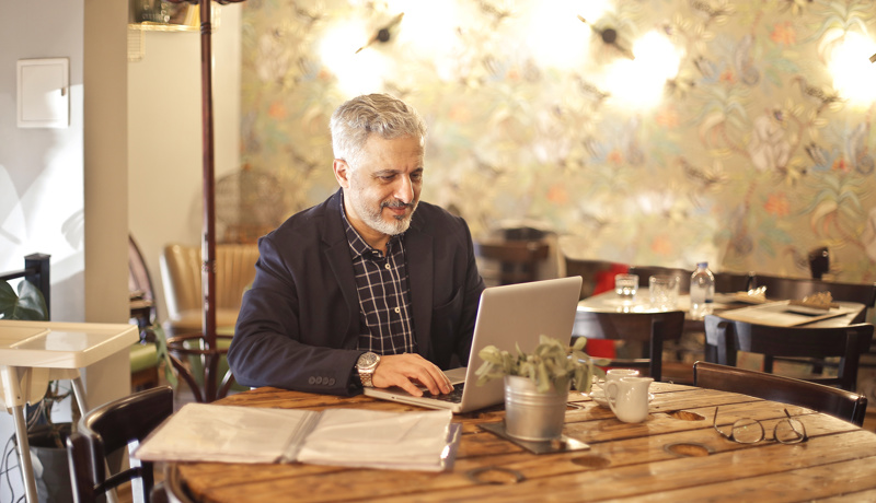 Remote Work Mann Alt Kaffee Web