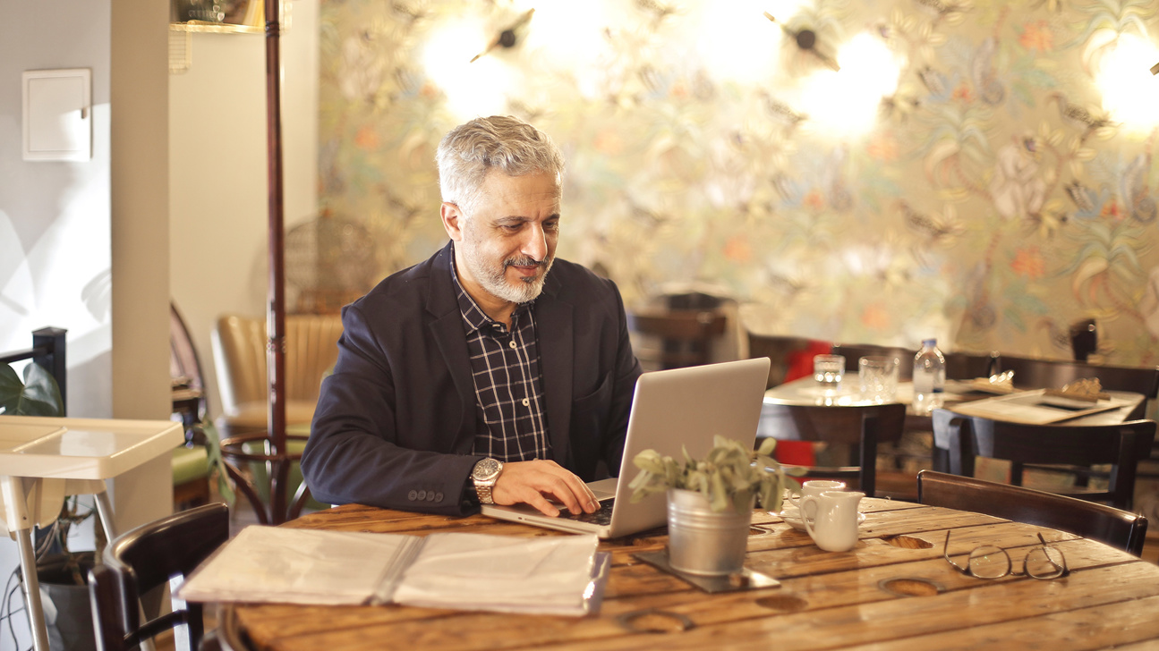 Remote Work Mann Alt Kaffee Web
