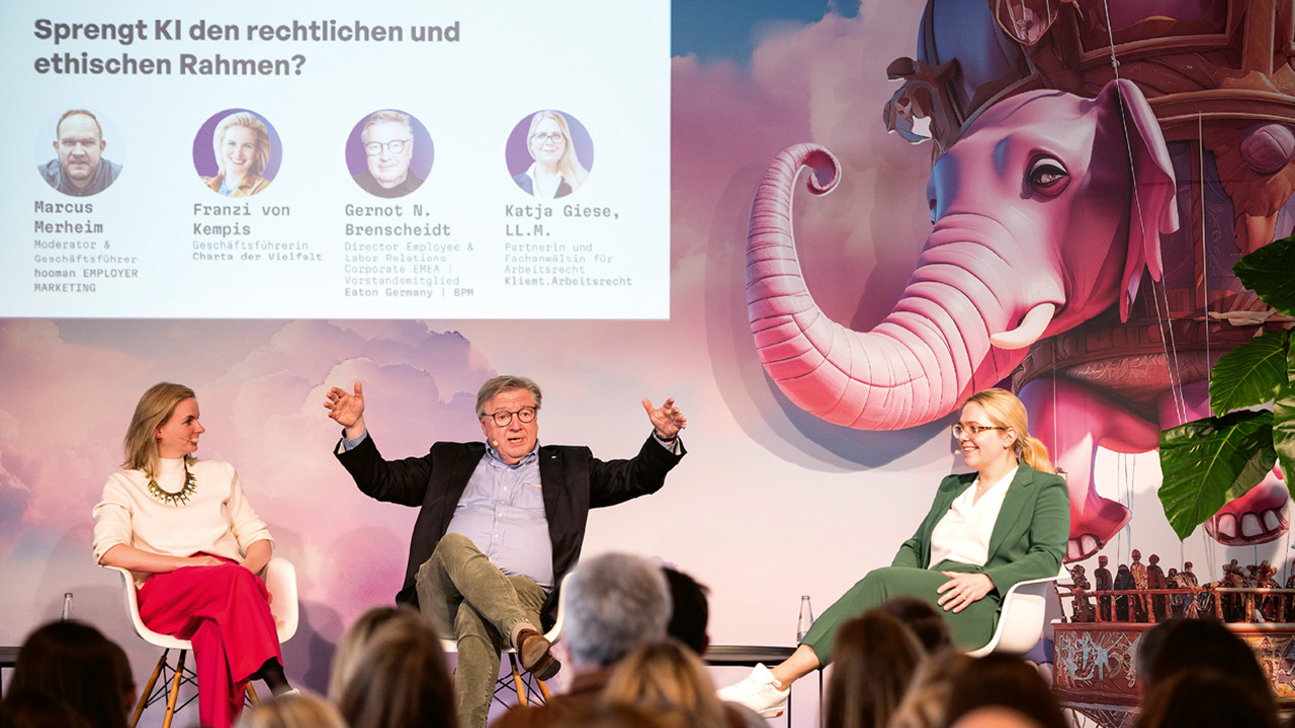 Lebhafte Diskussionen zeichneten Panels und Teilnehmergespräche auf der KI-X aus.