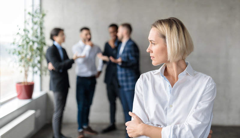 Mobbing Frau Männer Gruppe Istock 1290488076 Web