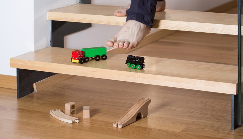 Unfall Treppe Spielsachen Istock 473147748