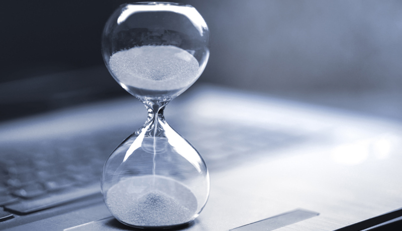 Sanduhr Laptop Istock 1333186714