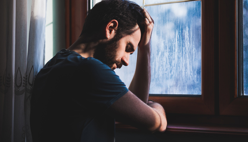 Mann Düster Fenster Trauer Stress Istock 638378146