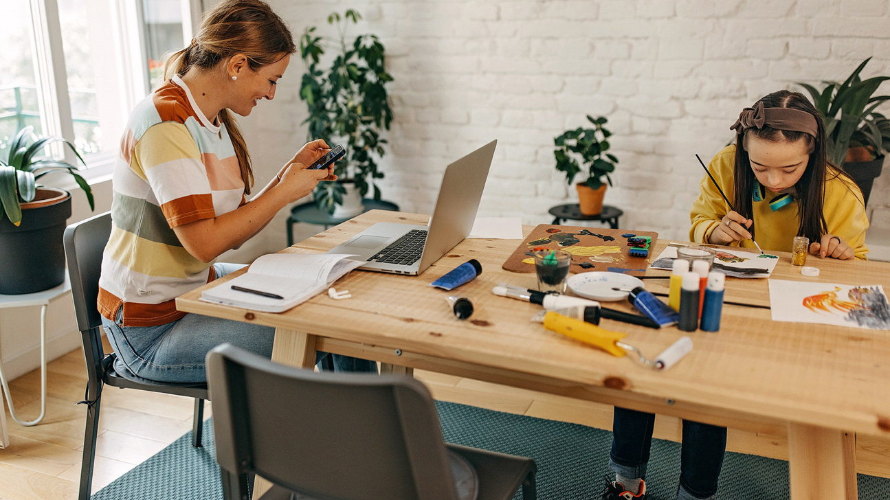 Homeoffice Frau Kind Work Life Balance Web
