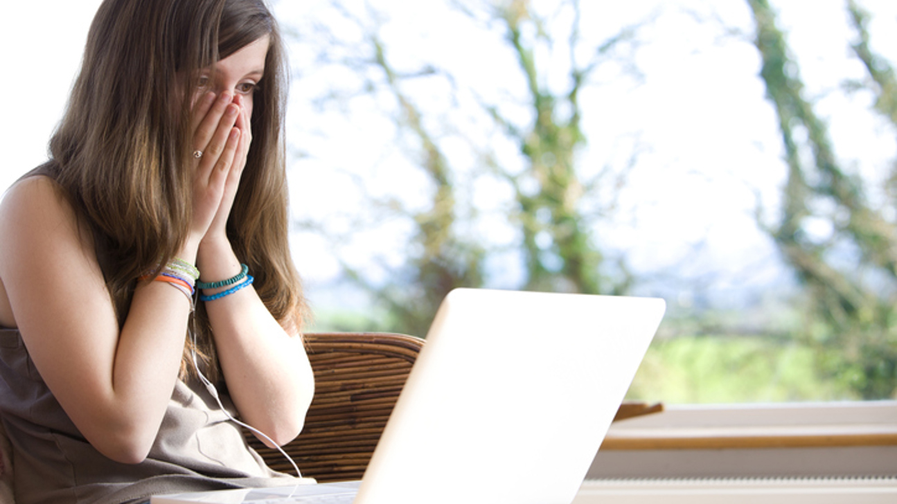 Schock Homeoffice Fenster Frau Laptop Istock 168328610