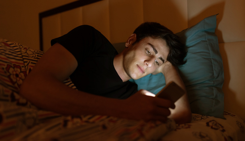 Smartphone Bett Mann2 Web