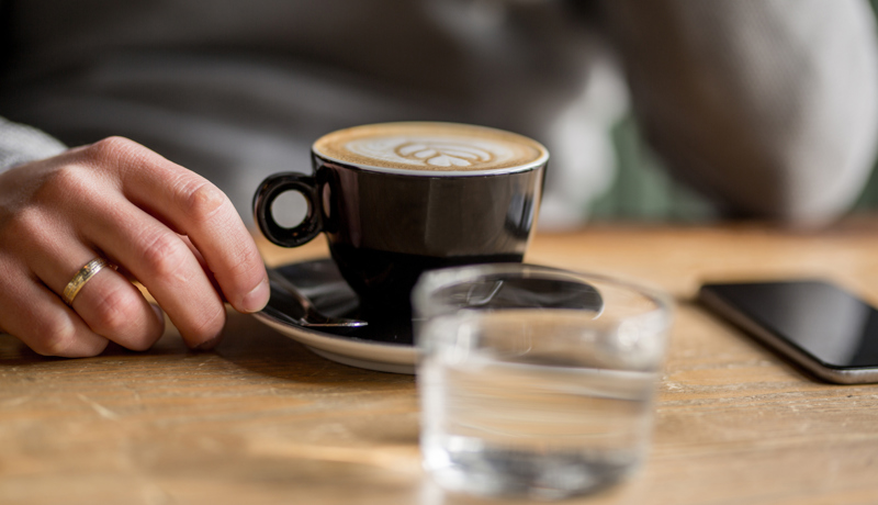 Kaffee Smartphone Istock 884635372