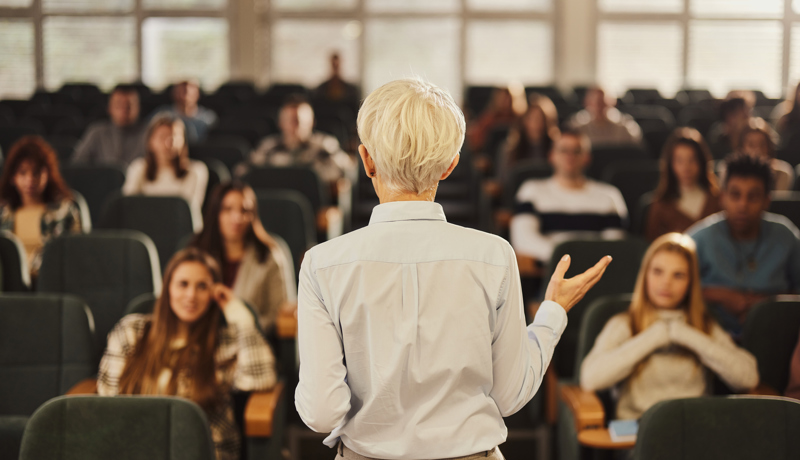 Universität_Hörsaal_Professorin_Studentinnen