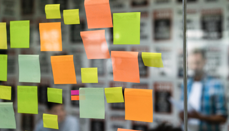 Post-it Glaswand Mann Istock 1170959388