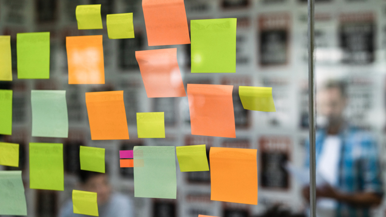 Post-it Glaswand Mann Istock 1170959388